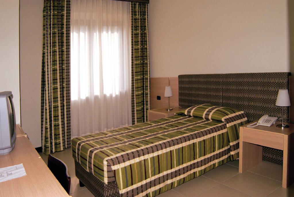 Hotel Santo Stefano Пиеве Санто Стефано Стая снимка