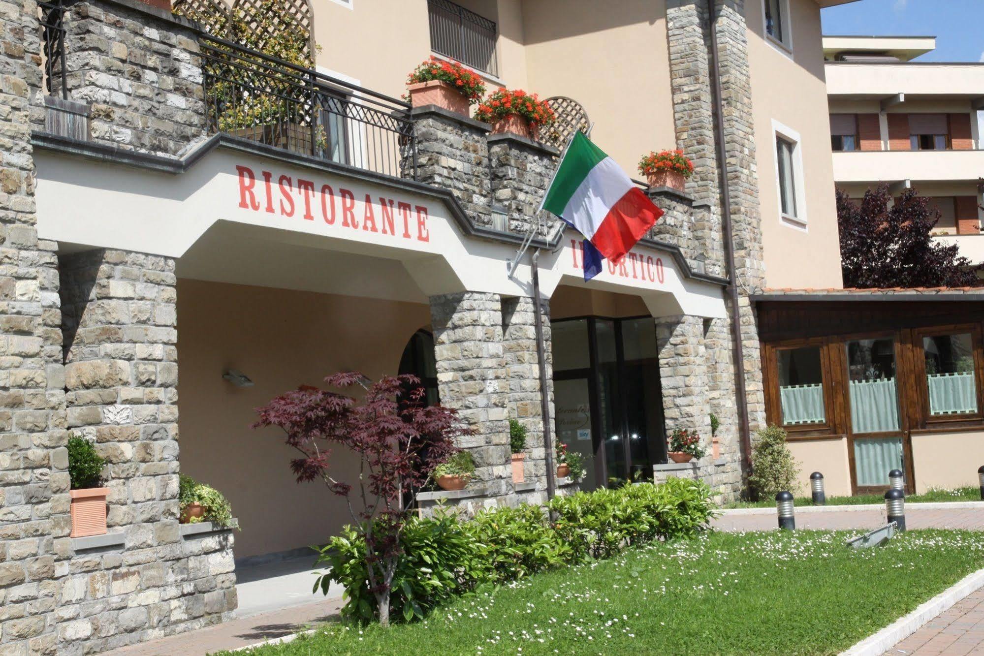 Hotel Santo Stefano Пиеве Санто Стефано Екстериор снимка