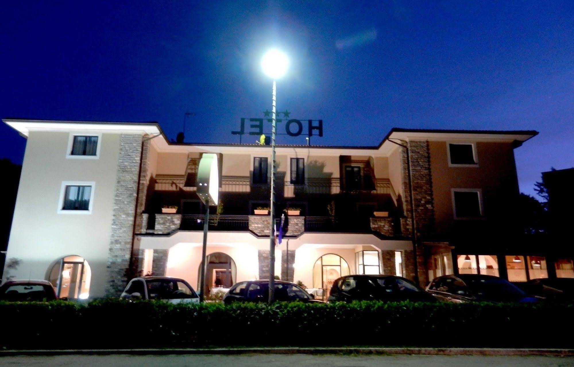 Hotel Santo Stefano Пиеве Санто Стефано Екстериор снимка